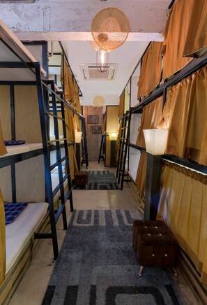 In-room safe, free WiFi - Wire Hostel Patong (Patong)
