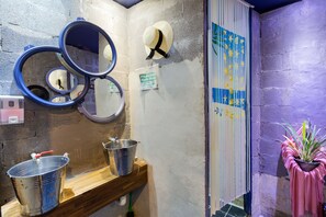 Shower, free toiletries, towels - Wire Hostel Patong (Patong)
