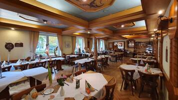 Aperto a pranzo e cena, cucina regionale