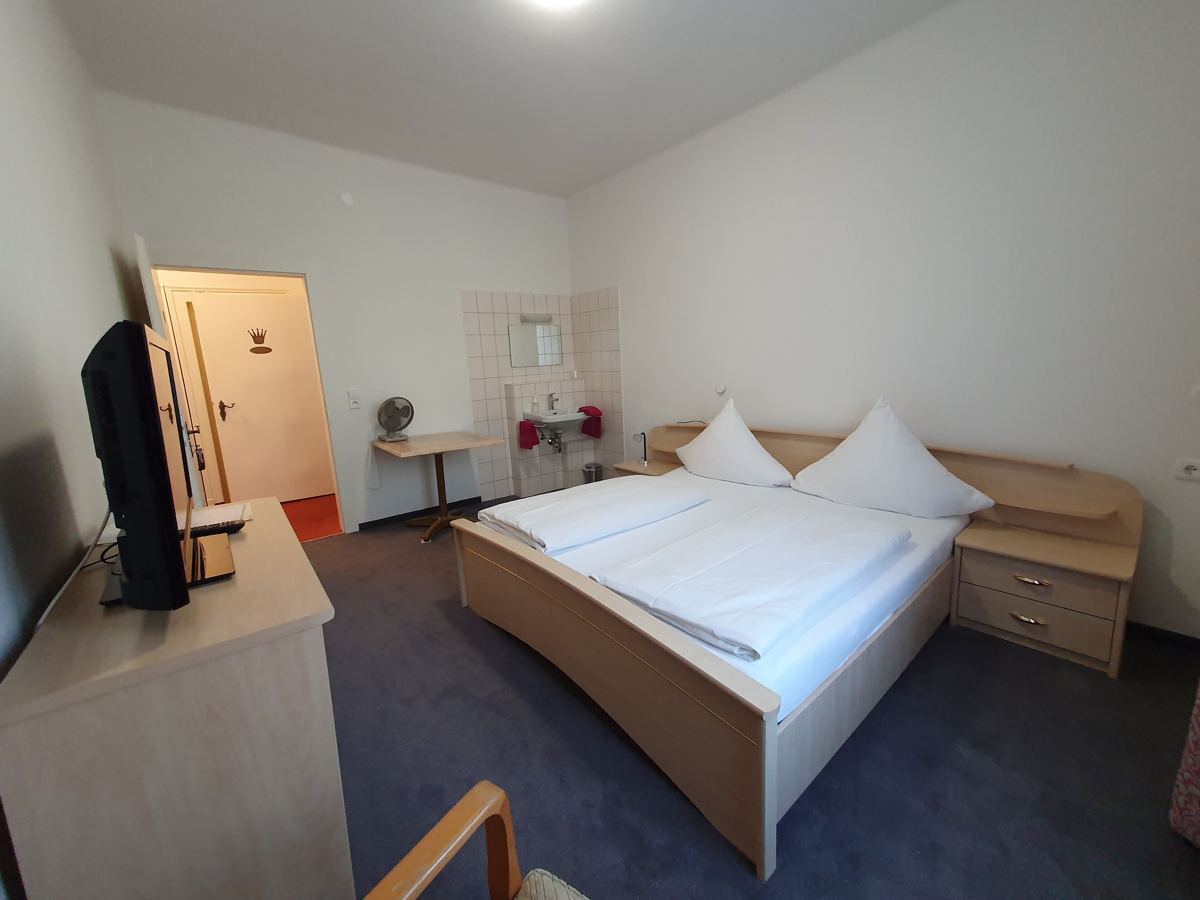 double room, shared bathroom | desk, iron/ironing board, free wifi