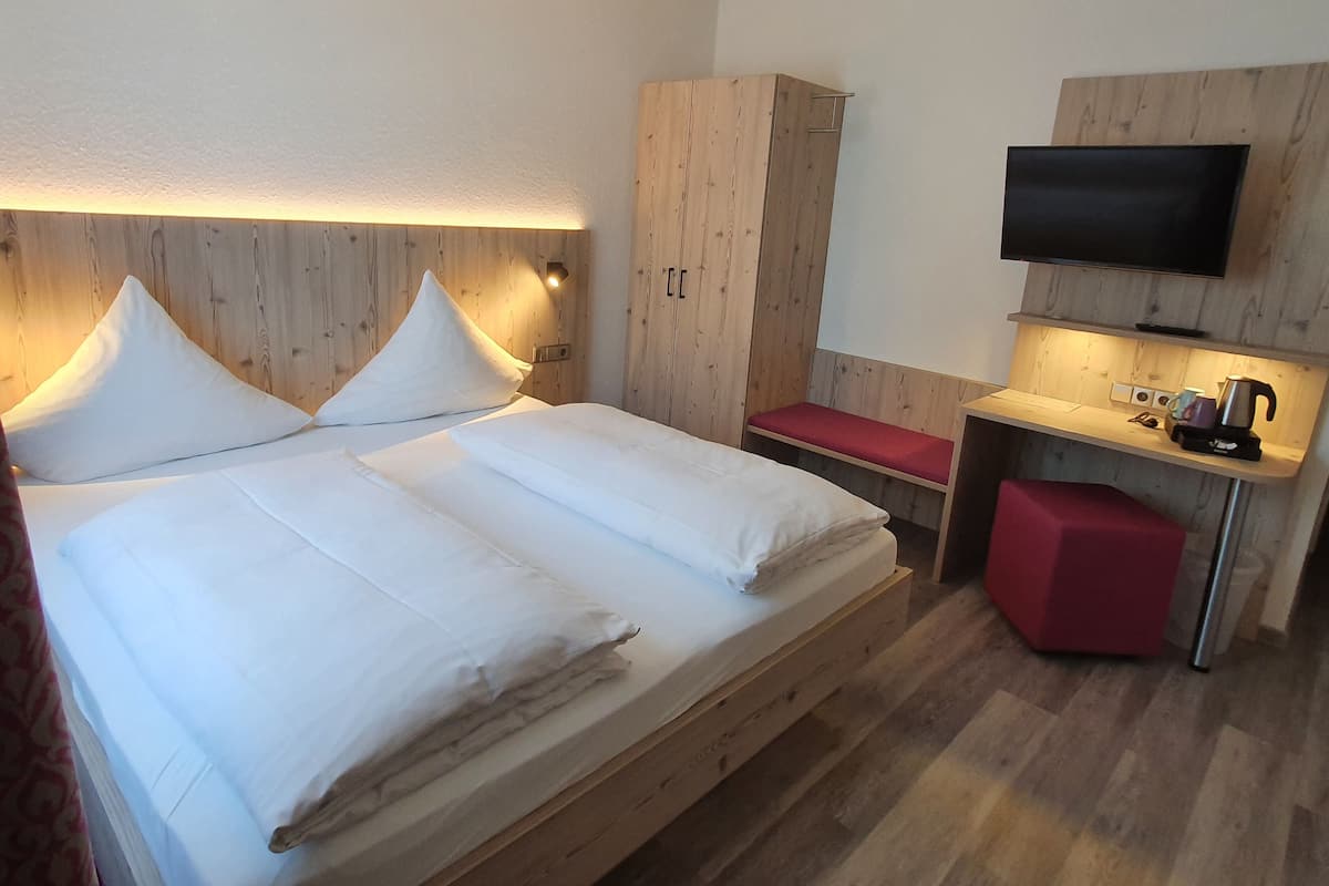 Double Room, Private Bathroom | Desk, iron/ironing board, free WiFi