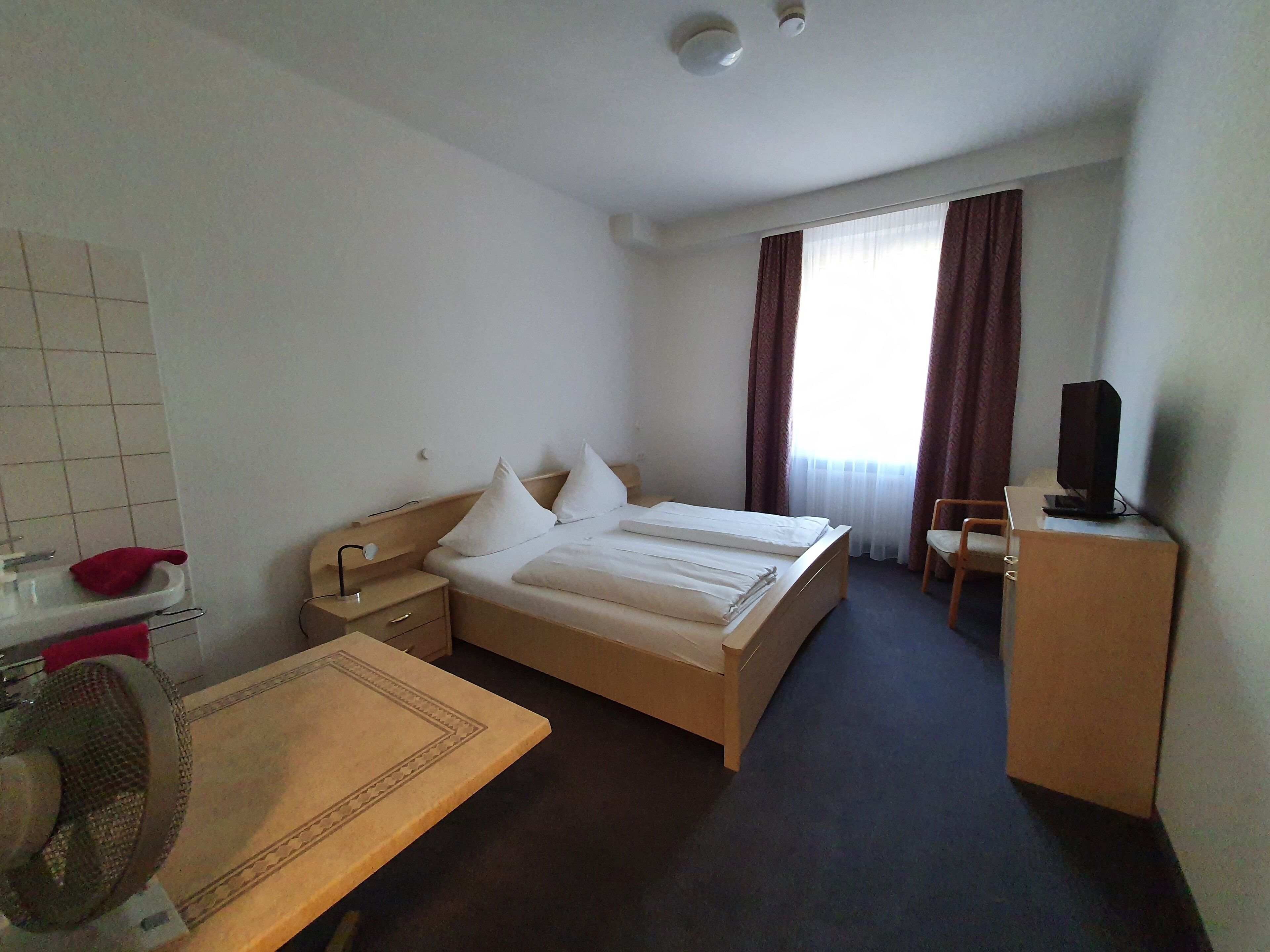 double room, shared bathroom | desk, iron/ironing board, free wifi