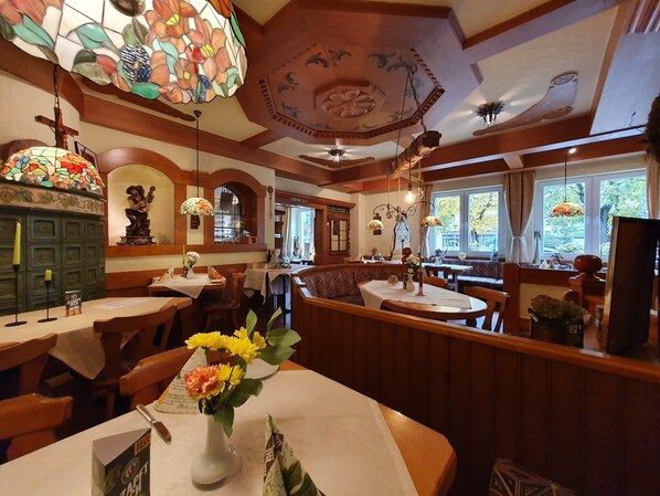 Dßner et souper servis sur place, cuisine régionale