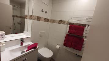 Doppelzimmer, eigenes Bad | Badezimmer | Dusche, Haartrockner, HandtĂŒcher