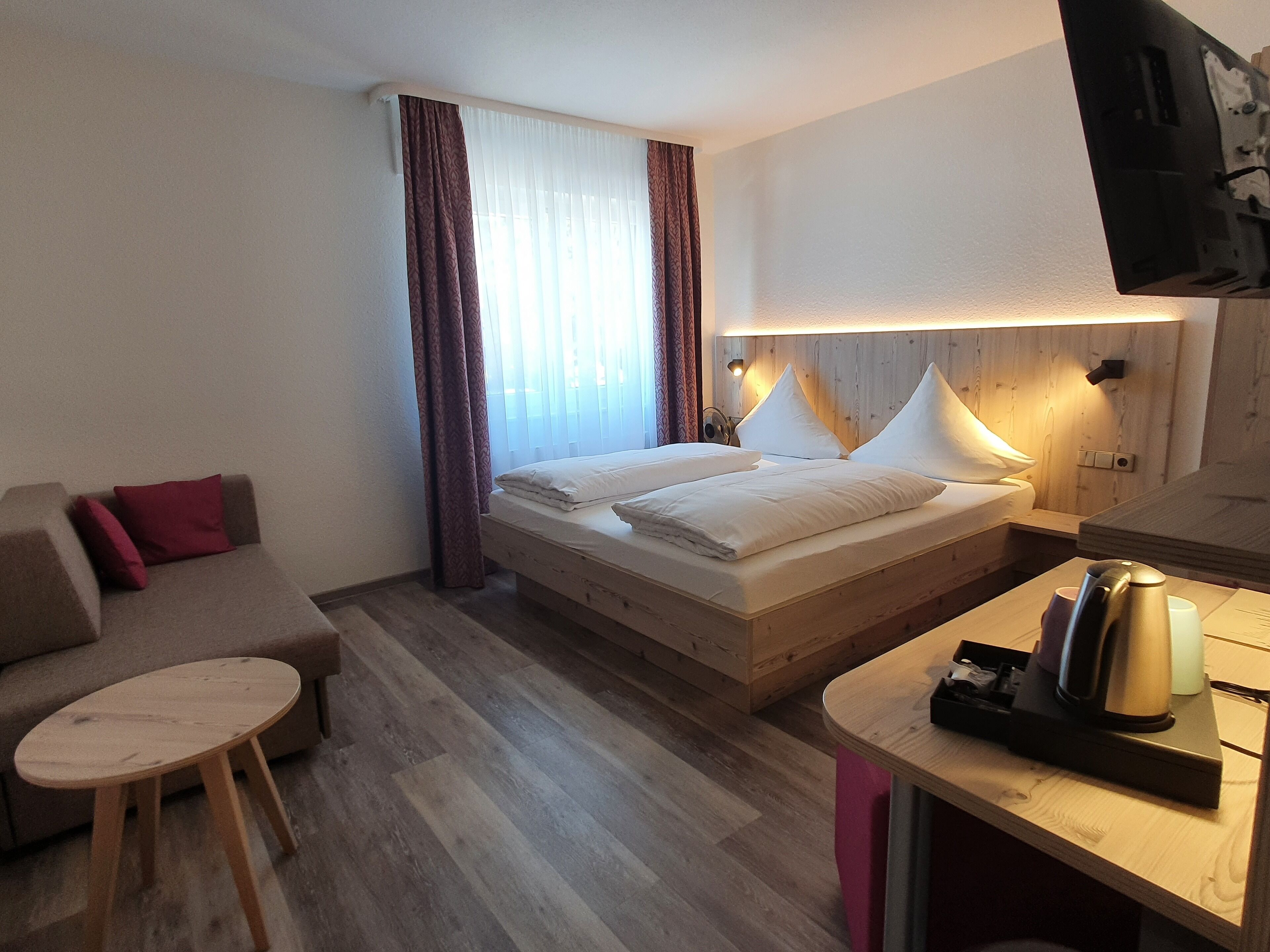 double room, private bathroom | desk, iron/ironing board, free wifi