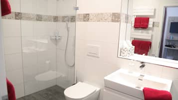 Familienzimmer | Badezimmer | Dusche, Haartrockner, Handtücher