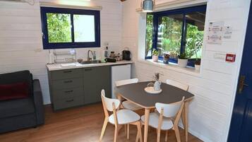 Cabin (Log) | Private kitchenette | Fridge, microwave, espresso maker, coffee/tea maker