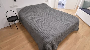 Studio | Työpöytä, äänieristys, silitysrauta/-lauta, ilmaiset vauvansängyt