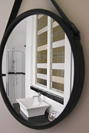 Habitación doble Deluxe (La Nera) | Baño | Regadera, amenidades de baño gratuitas, secadora de cabello, toallas 
