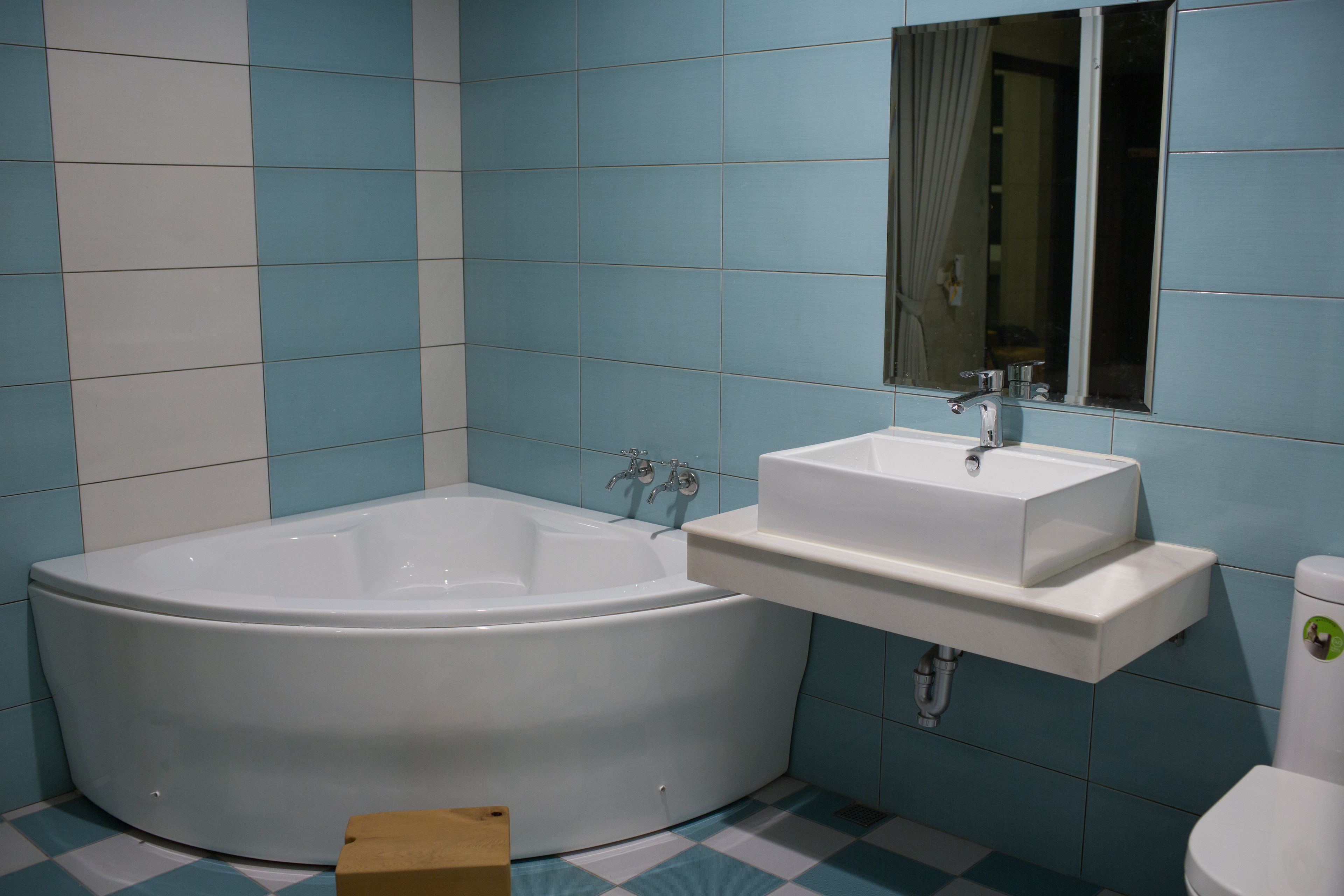 Un baño con una bañera grande, un lavabo y un inodoro.