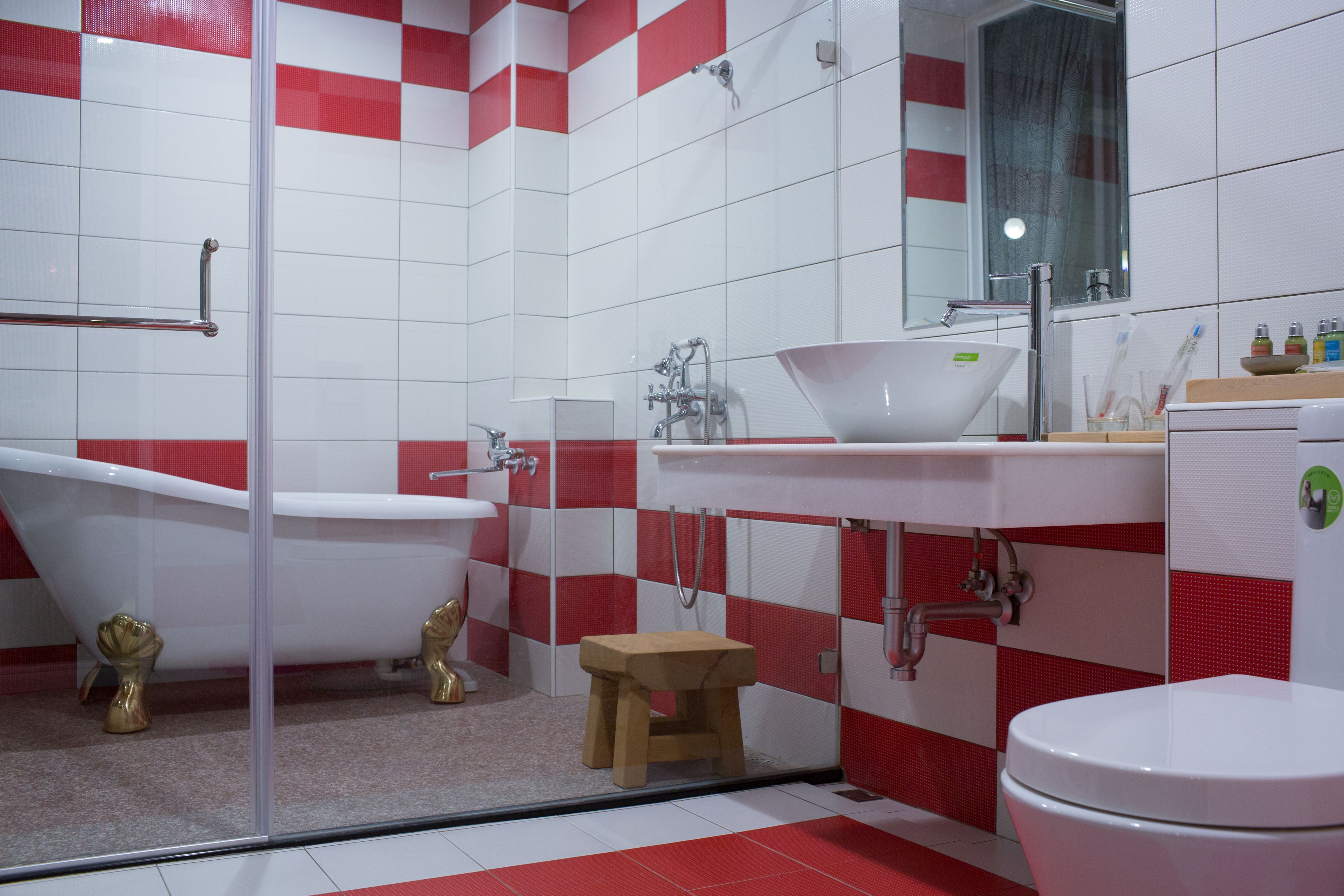 Quarto casal luxo (Water Reflection) | Banheiro | Banheira e chuveiro separados, produtos de toalete grátis