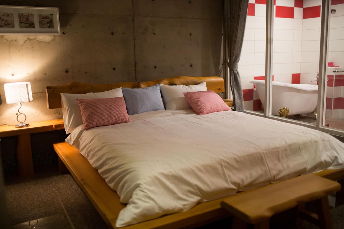 Deluxe Double Room (Water Reflection) | Desk, free WiFi, bed sheets