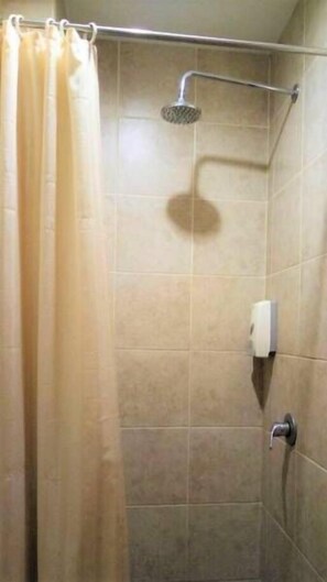 Dusche, kostenlose Toilettenartikel, Handtücher