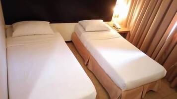 Chambre avec lits jumeaux | Coffres-forts dans les chambres, bureau, Wi-Fi gratuit