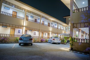 Free self-parking -  Banlanna Hotel Lampang (Lampang)