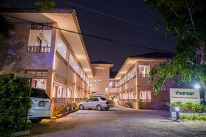 住宿正面 (夜晚)