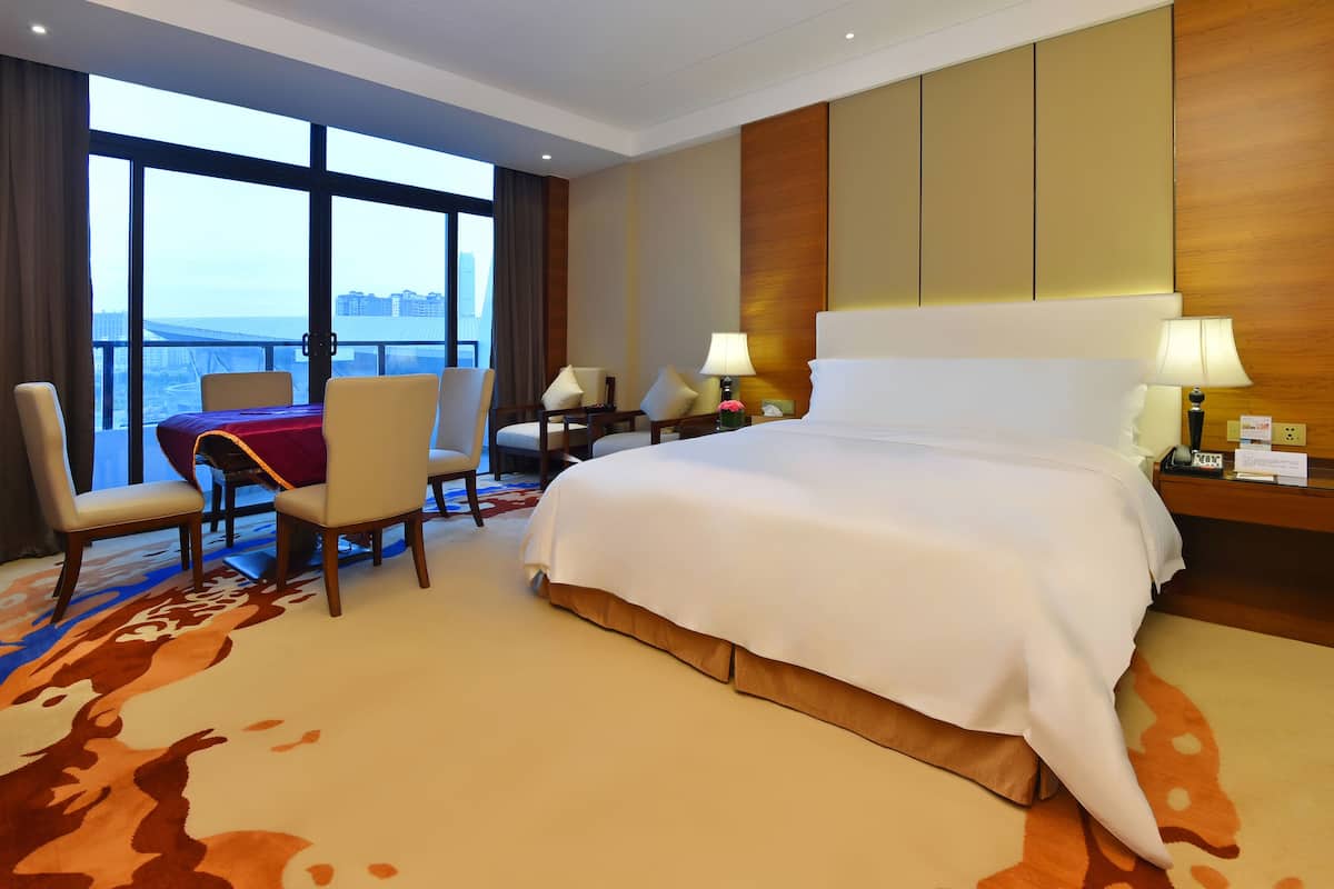 Superior kamer, 1 kingsize bed | Luxe beddengoed, een minibar, een kluis op de kamer, een bureau