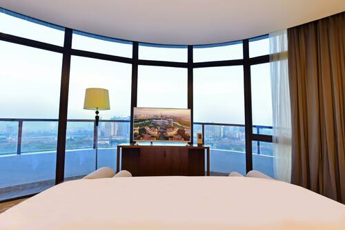 Business Suite | Premium bedding, minibar, in-room safe, desk