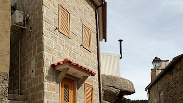 Romantic House (Forno) | Blackout drapes, soundproofing, bed sheets