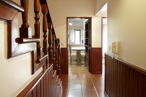 Apartamento standard, 2 quartos | 1 quarto, cortinas blackout, quartos à prova de som, roupa de cama