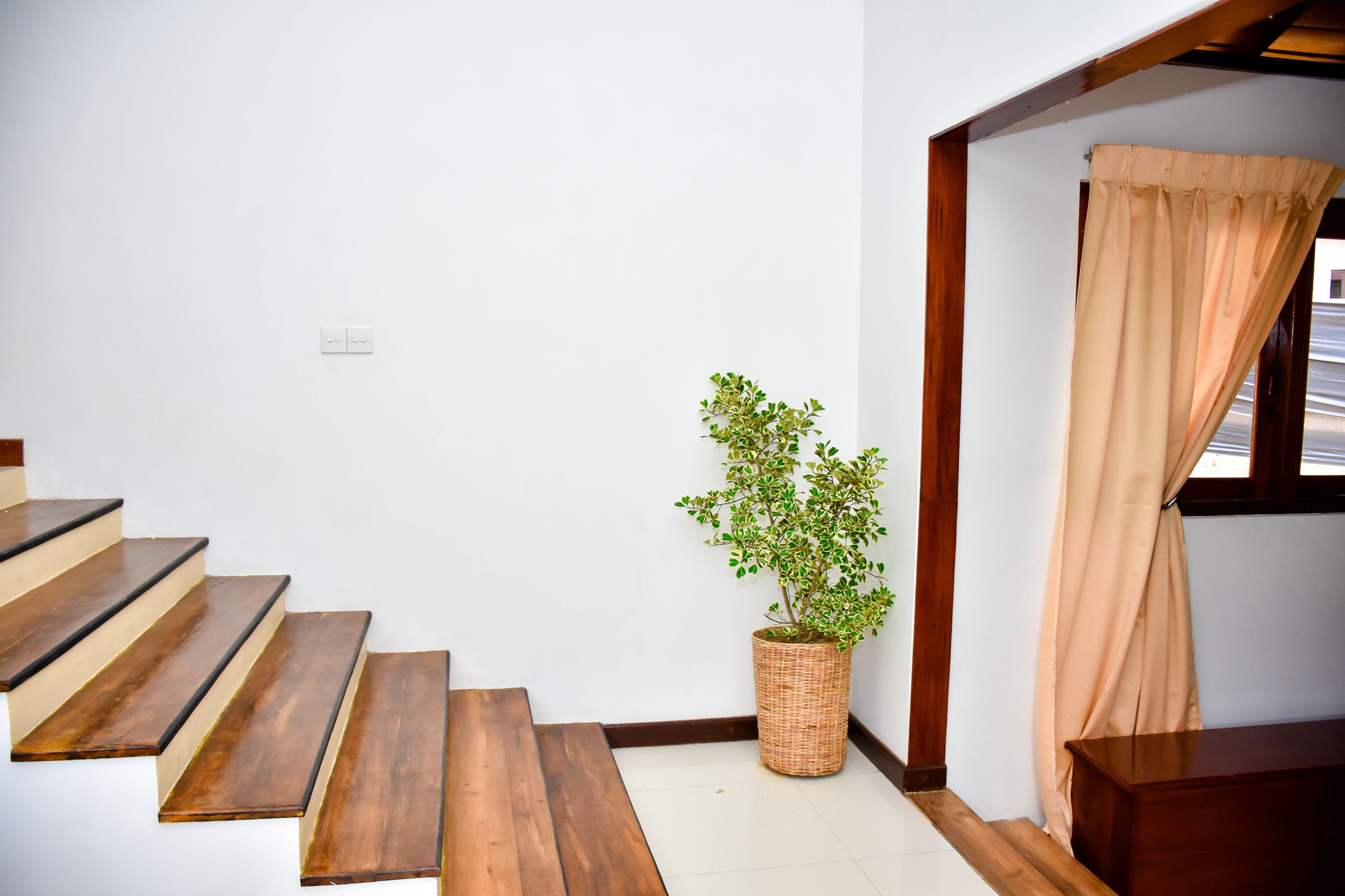 Una escalera de madera que lleva a una plataforma.