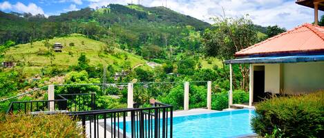 Una piscina techada, una piscina al aire libre