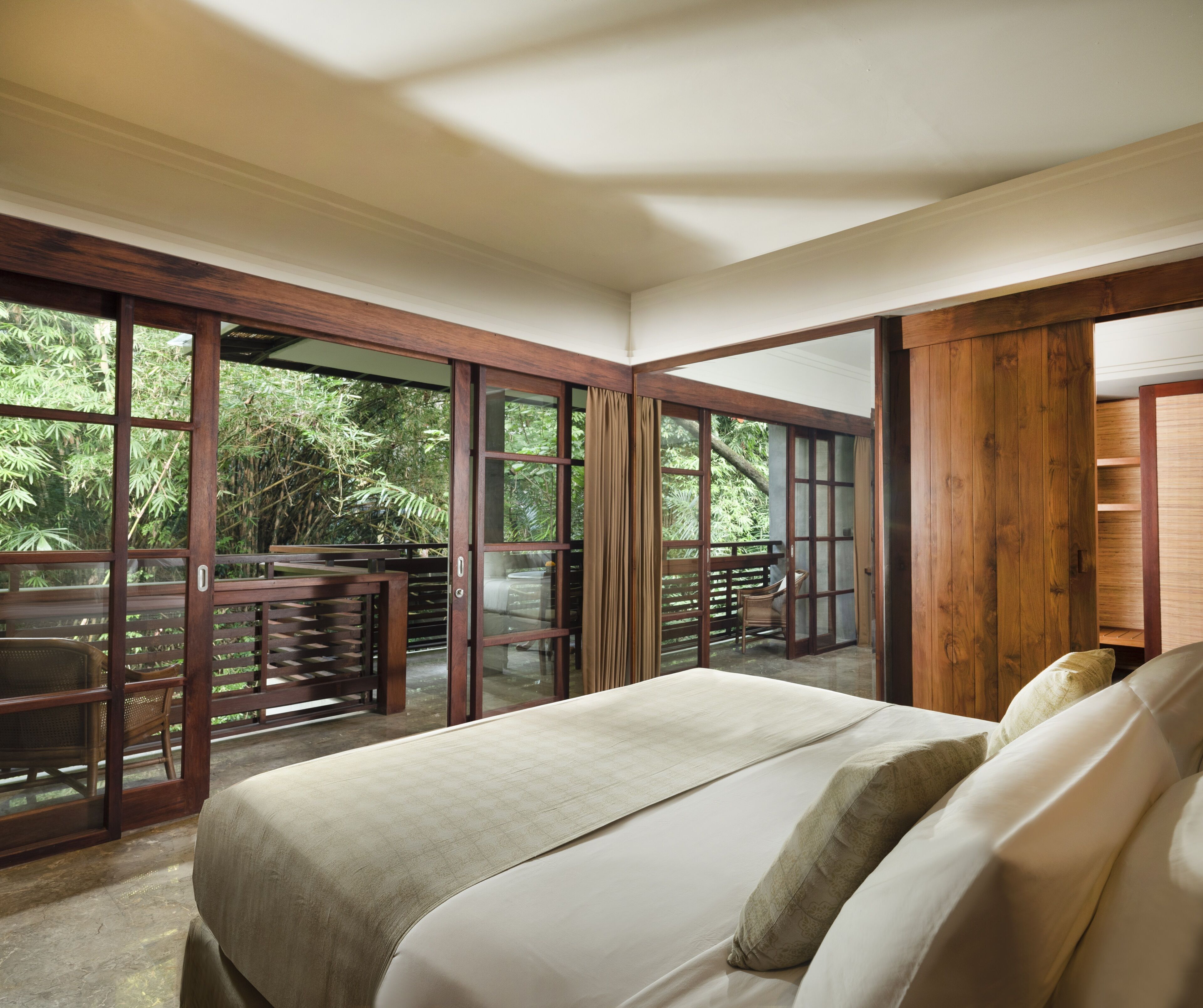 Hypo-allergenic bedding, minibar, in-room safe, desk