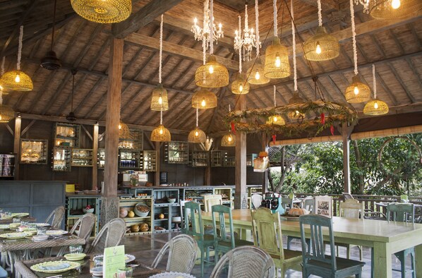 Phục vụ bữa sáng, bữa trưa, bữa tối, món chay