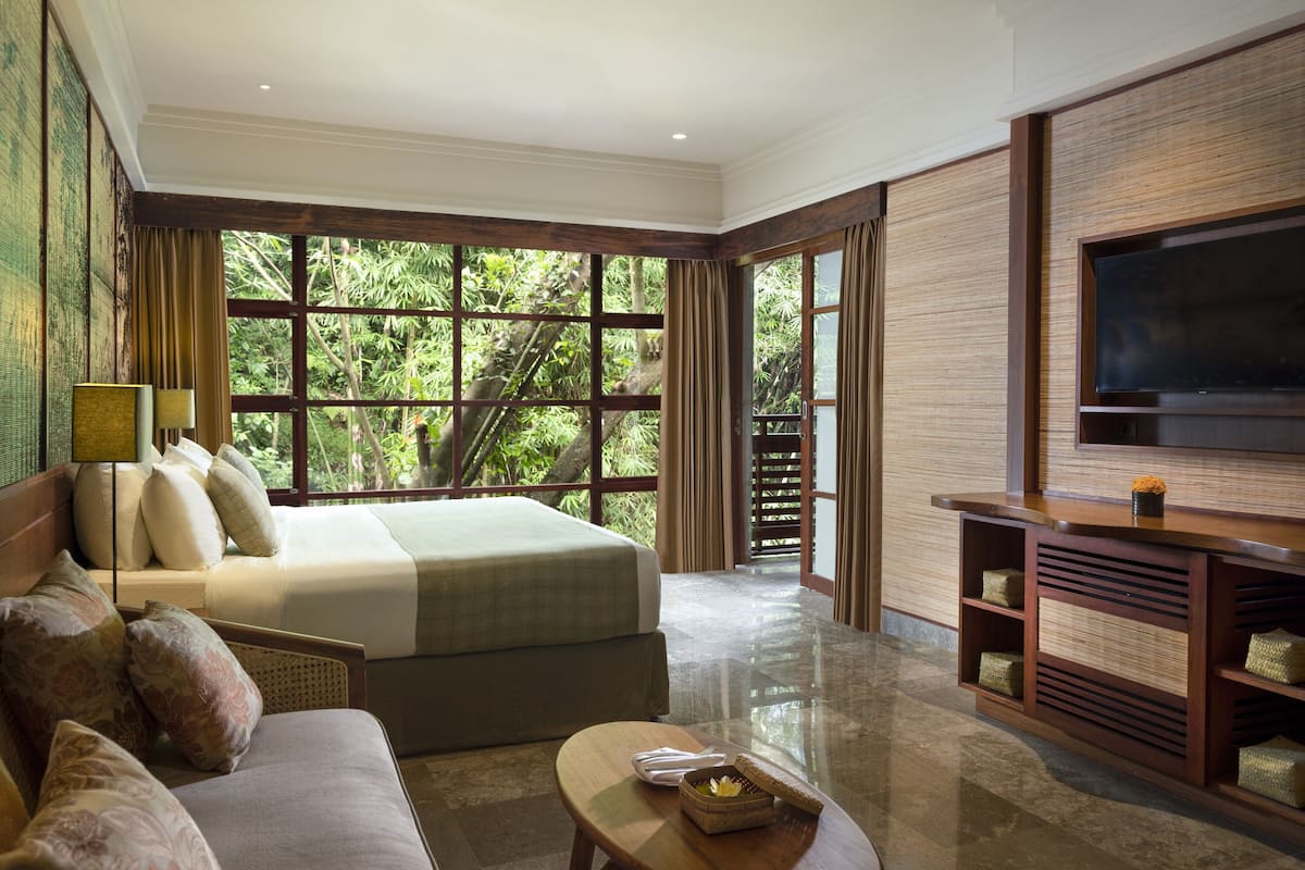 Premier Suite Room | 1 bedroom, hypo-allergenic bedding, minibar, in-room safe