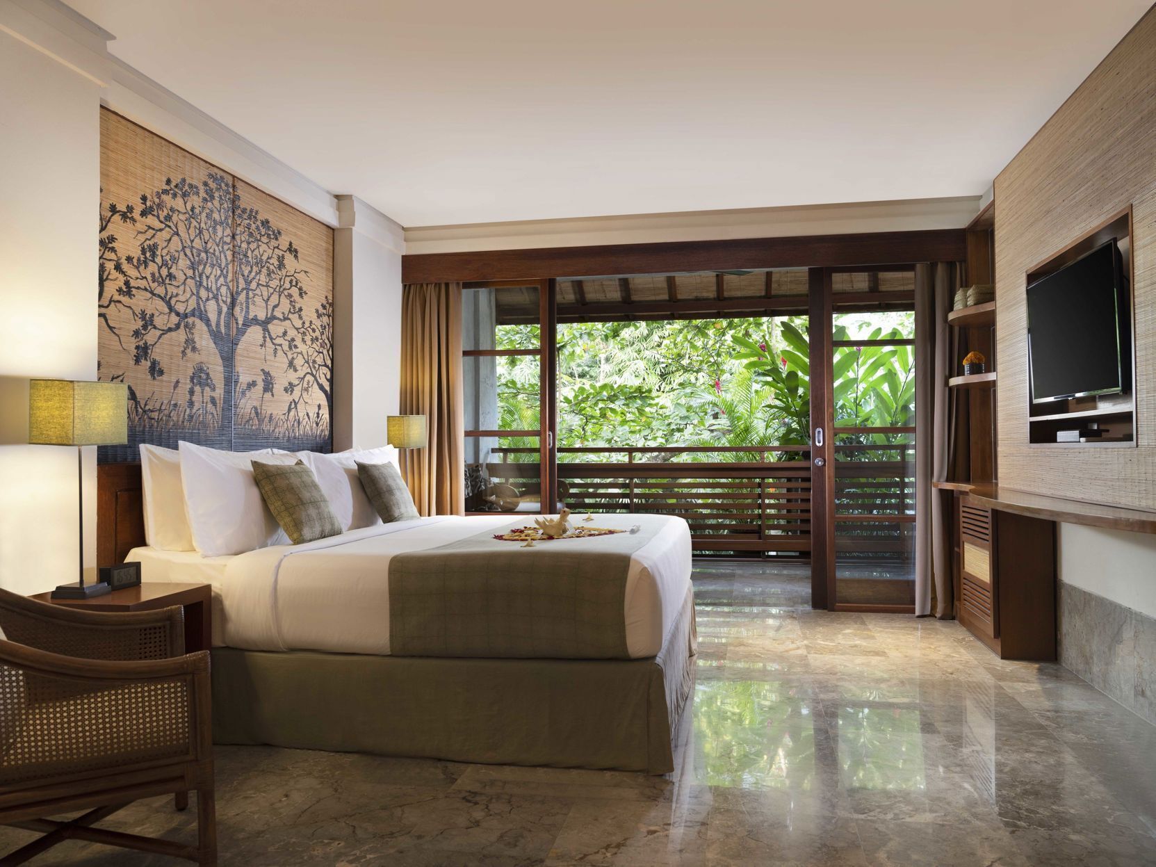 Roupas de cama antialérgicas, frigobar, cofres nos quartos, escrivaninha