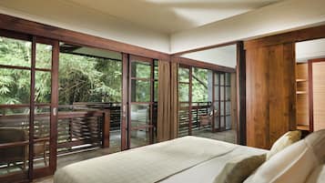 Premier Suite Room | Hypo-allergenic bedding, minibar, in-room safe, desk