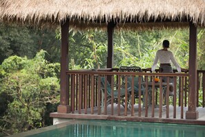 2 hồ bơi ngoài trời, dù/ô trên bãi biển/hồ bơi, ghế dài tắm nắng