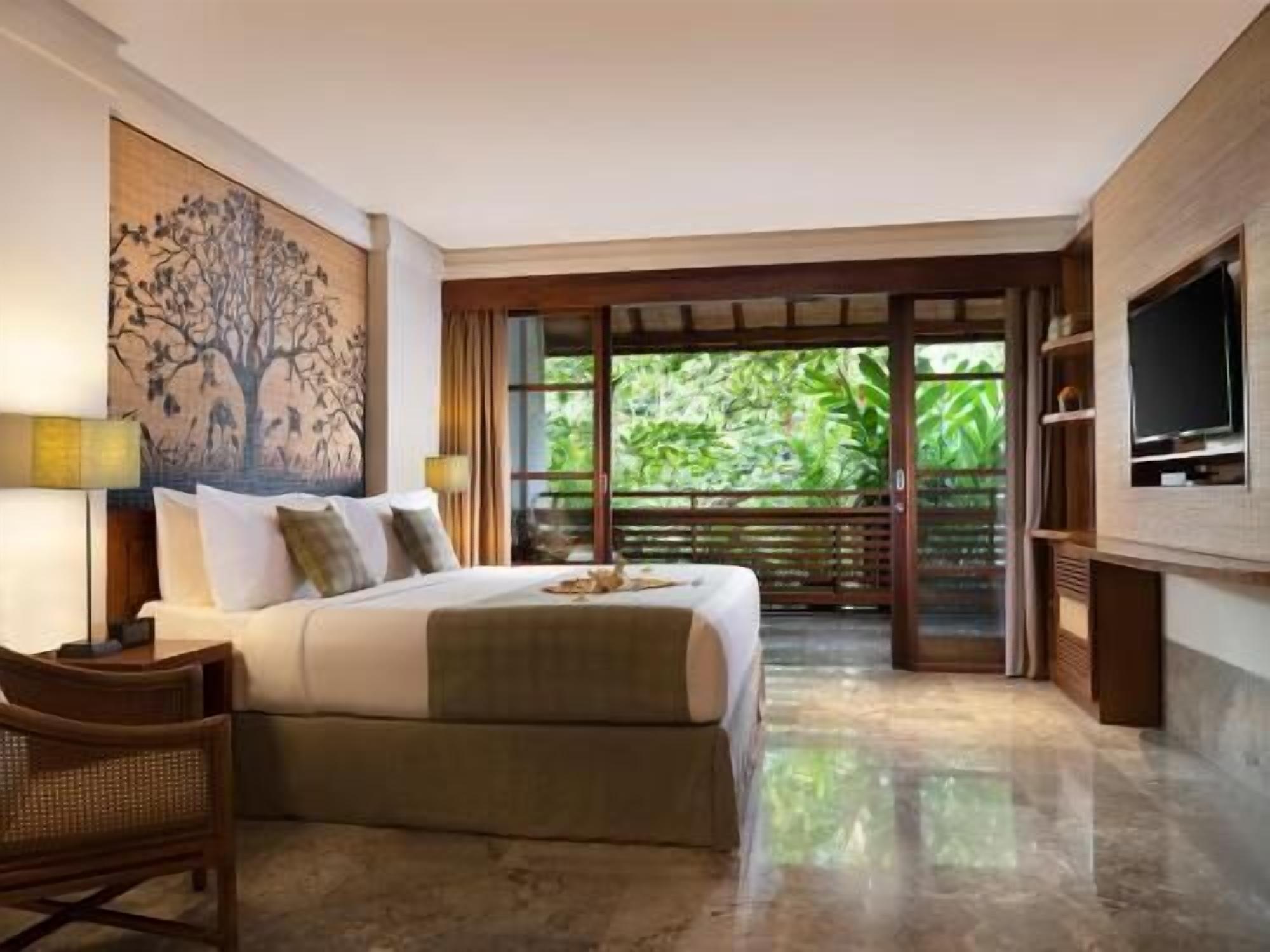 Roupas de cama antialérgicas, frigobar, cofres nos quartos, escrivaninha