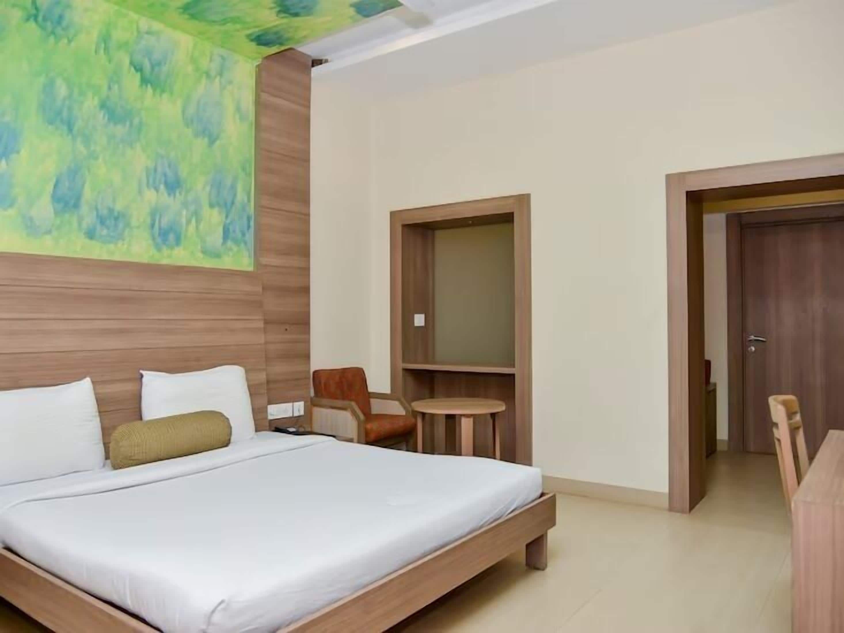 Junior Suite | Premium bedding, in-room safe, desk, laptop workspace