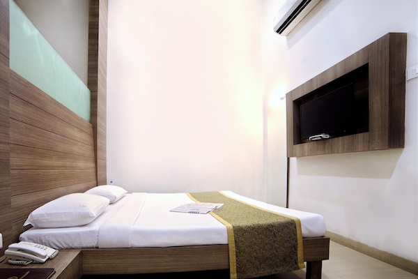 Ropa de cama de alta calidad y caja de seguridad en la habitación