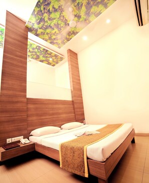 高級寢具、客房內保險箱、書桌、筆電工作空間