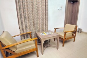 Sviitti | Ylelliset vuodevaatteet, tallelokero huoneessa, työpöytä