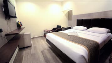 Executive Room | Premium bedding, in-room safe, desk, laptop workspace
