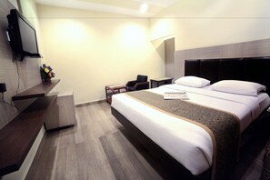 Executive-huone | Ylelliset vuodevaatteet, tallelokero huoneessa, työpöytä