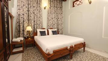 Kamar Deluks | Seprai premium, brankas, meja kerja, dan ruang kerja ramah laptop