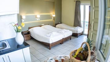 Superior Triple Room | Desk, soundproofing, iron/ironing board, free WiFi