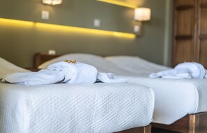 Standard-Dreibettzimmer | Schreibtisch, schallisolierte Zimmer, Bügeleisen/Bügelbrett