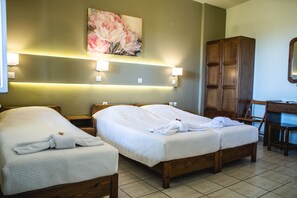 标准三人房 | 办公桌、隔音、熨斗/熨衣板、免费 WiFi