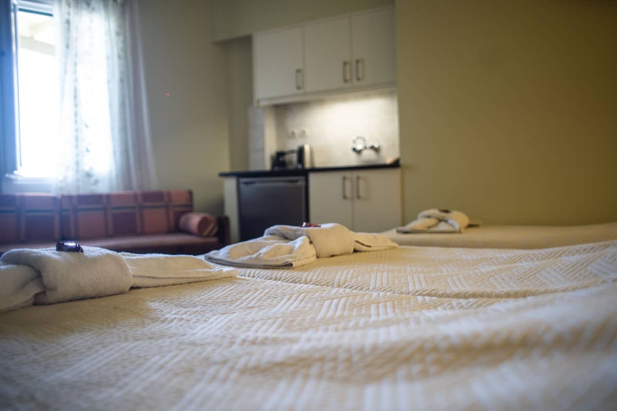 Family Quadruple Room | Desk, soundproofing, iron/ironing board, free WiFi