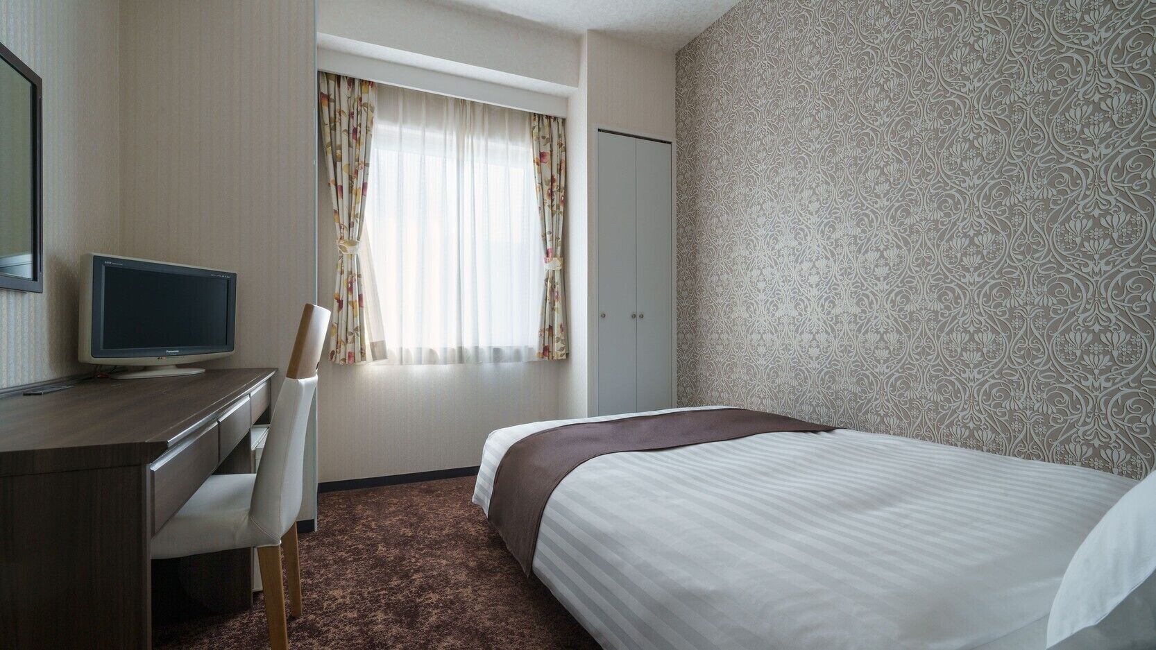 Desk, iron/ironing board, free WiFi, bed sheets