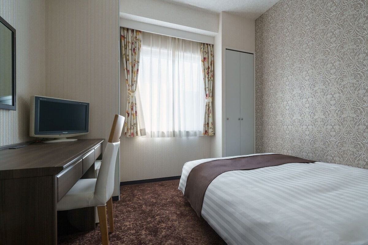 Desk, iron/ironing board (on request), WiFi (free), bed sheets