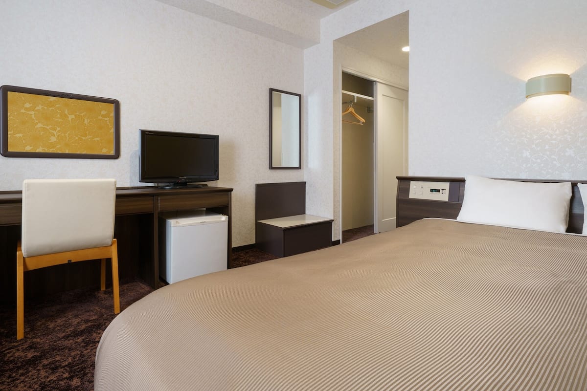 Desk, iron/ironing board (on request), WiFi (free), bed sheets