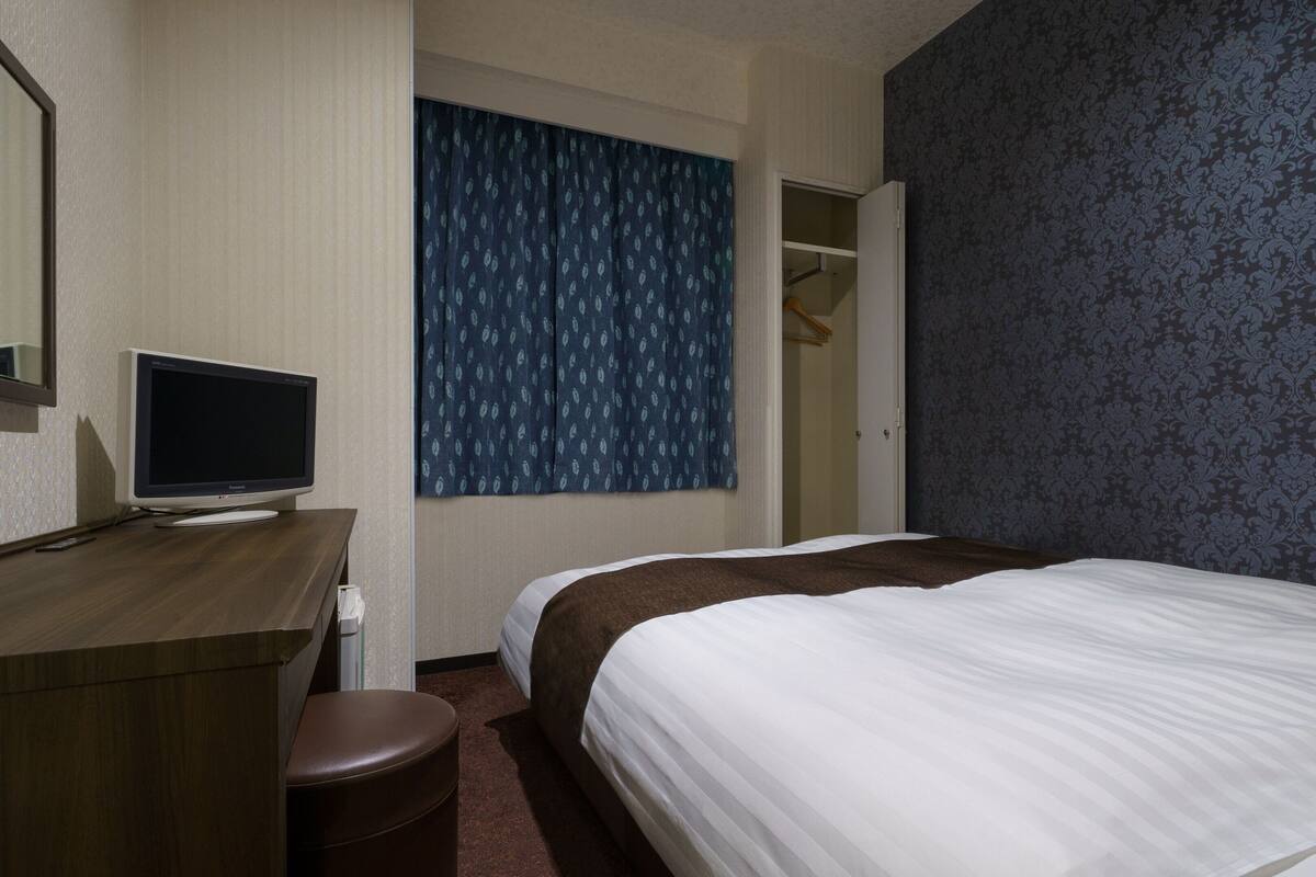 Desk, iron/ironing board (on request), WiFi (free), bed sheets