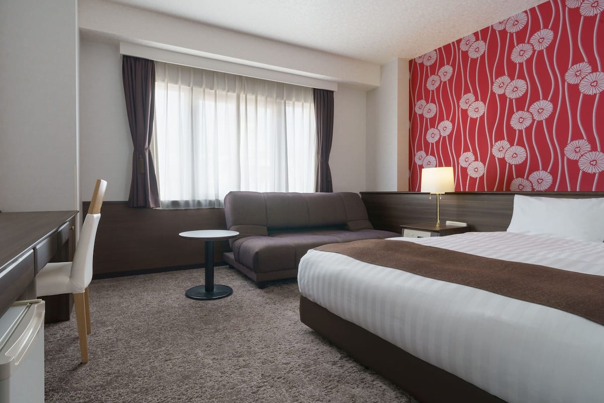 Desk, iron/ironing board (on request), WiFi (free), bed sheets