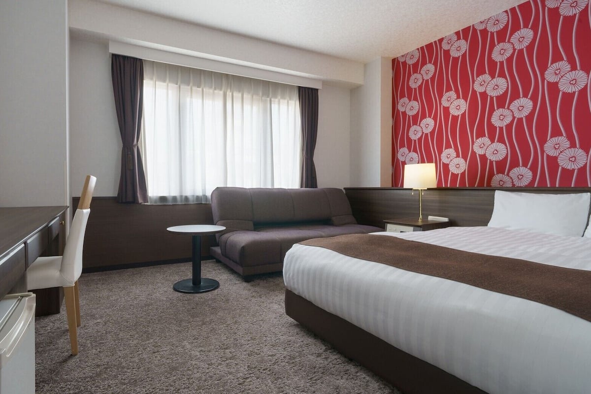 Desk, iron/ironing board (on request), WiFi (free), bed sheets